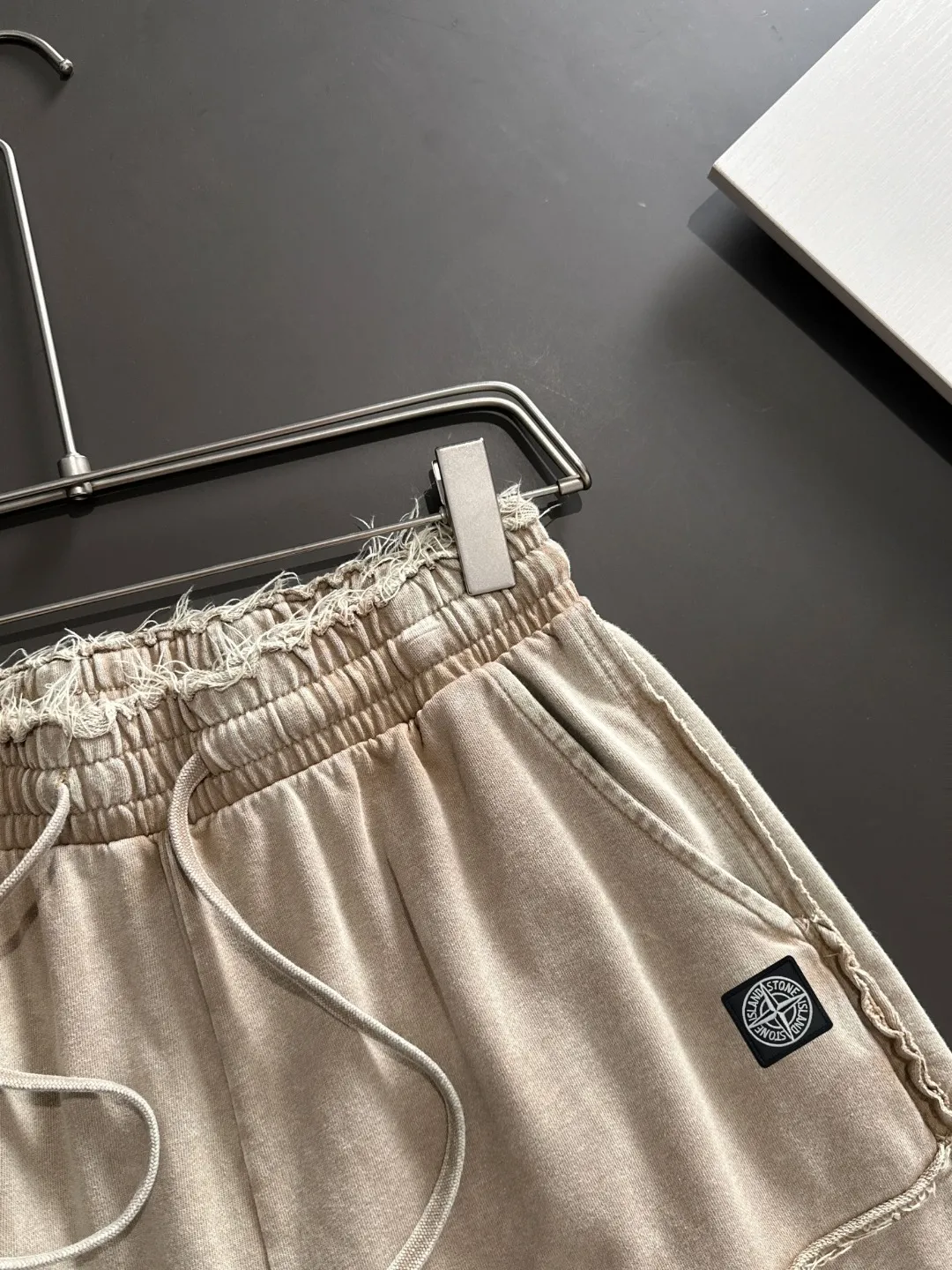 🅿️330 shipped next day, high quality Stone lsland/Stone Island 2025 spring and summer new elastic band casual color-washed loose shorts, two needle stitches at the trouser hem, fine and firm stitching, counter-customized fabrics with high breathability and comfort, impeccable details, brand element design concept, reflecting high quality. It feels delicate and soft! It presents a casual cut and the upper body shape is great! Size: S-XXL